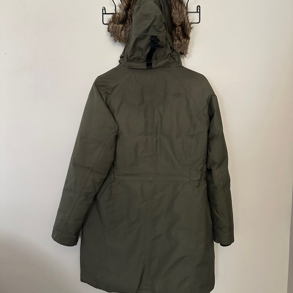 Women's North Face Parka - Olive Green - Size Medium - Super warm and cozy! - Picture 3 of 8
